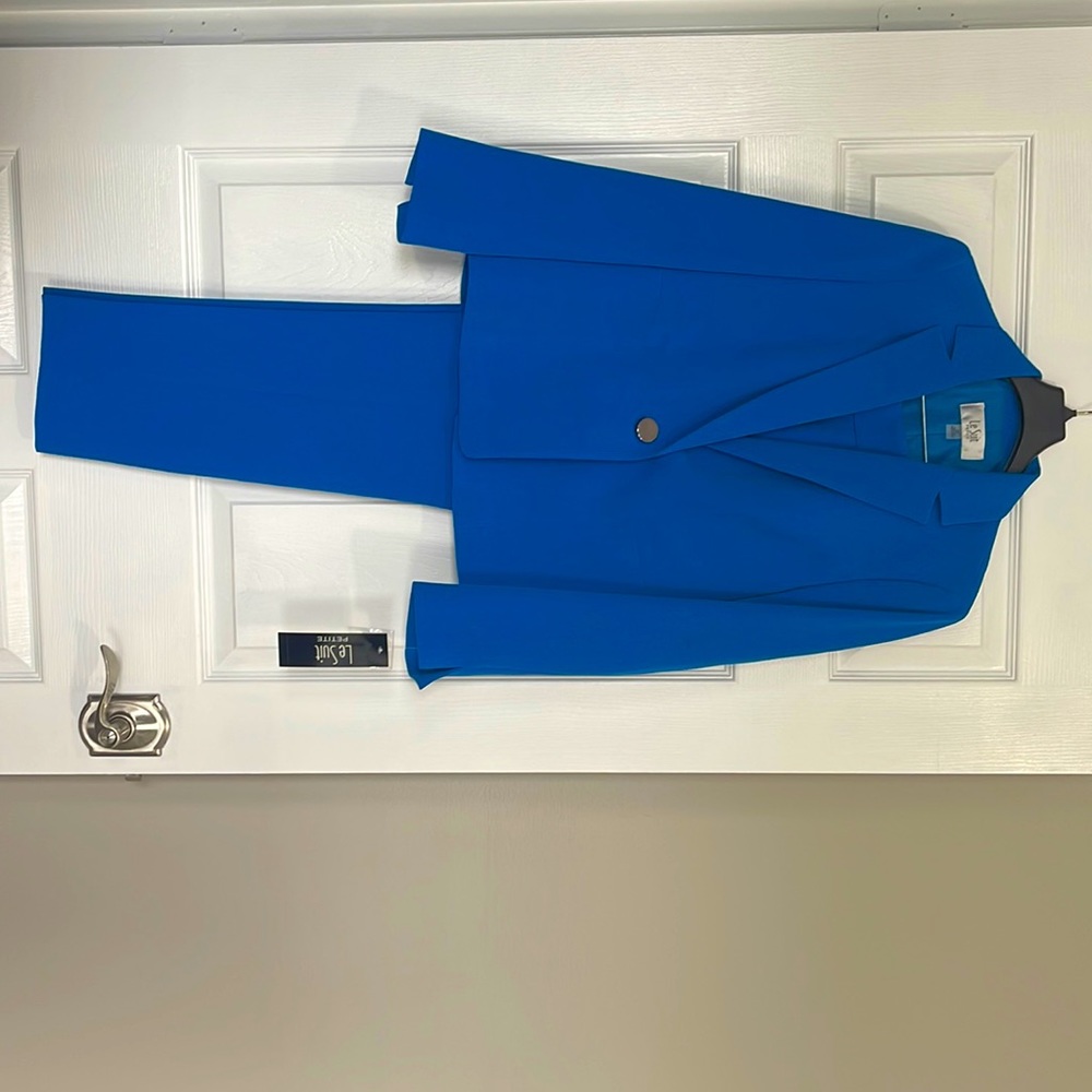 Le Suit 2 piece Pantsuit, Size 6P, Imperial Blue